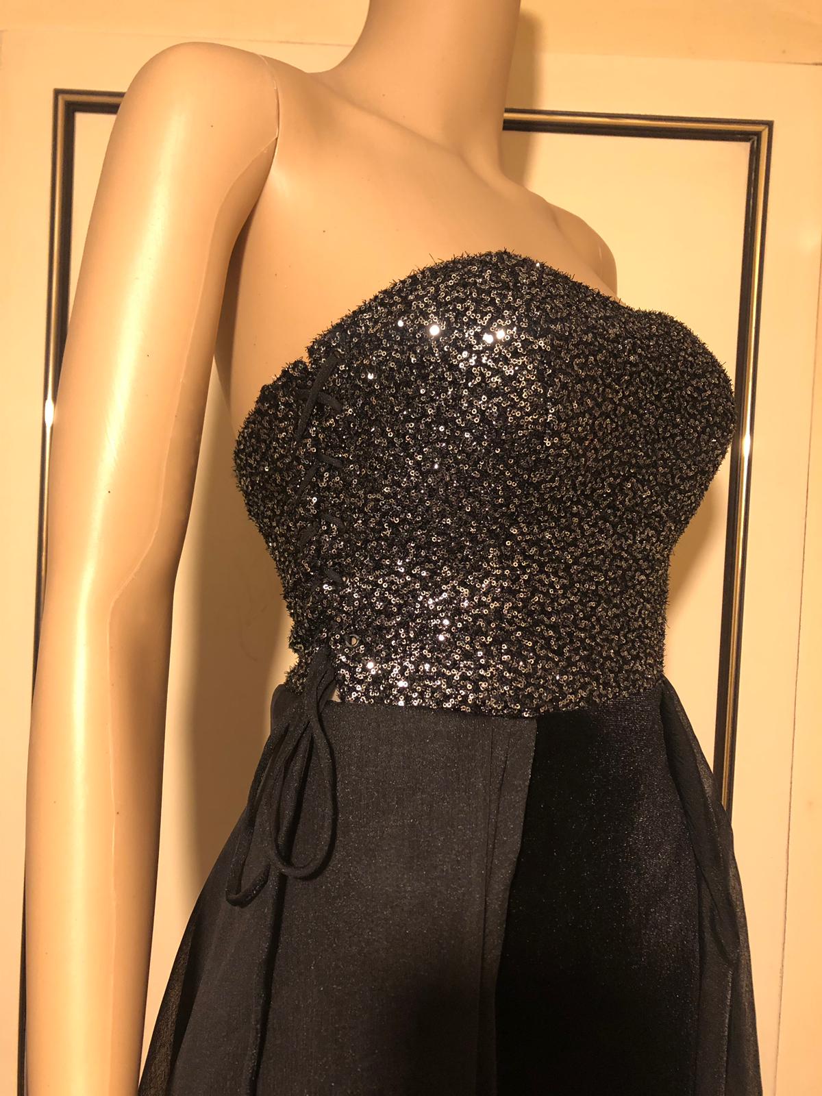 Brand new elegant dress in a simple blend.