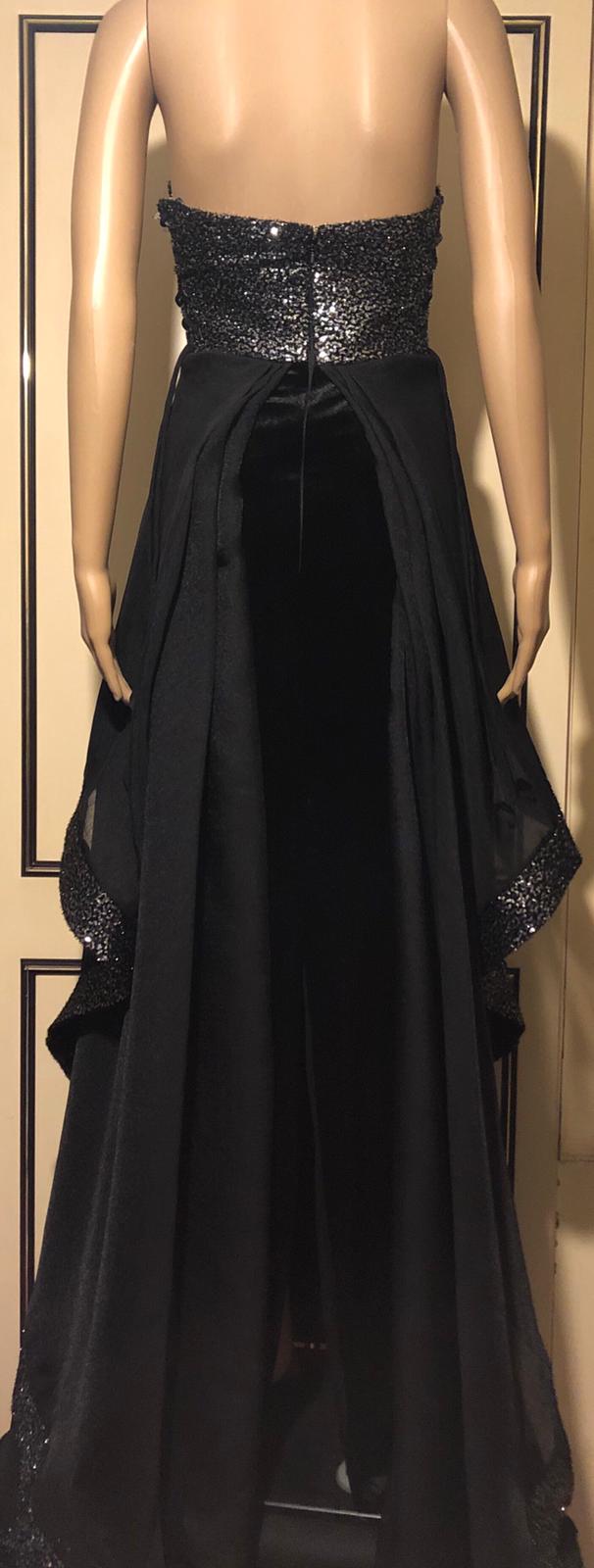 Brand new elegant dress in a simple blend.