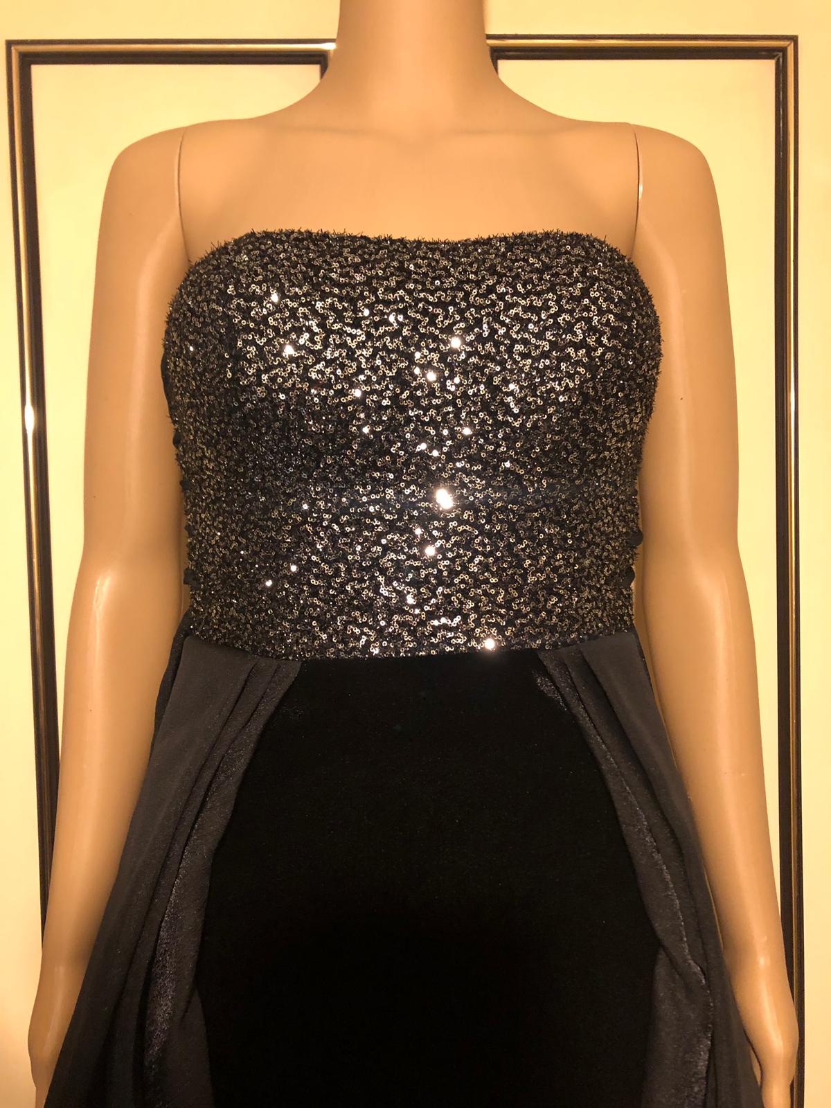 Brand new elegant dress in a simple blend.