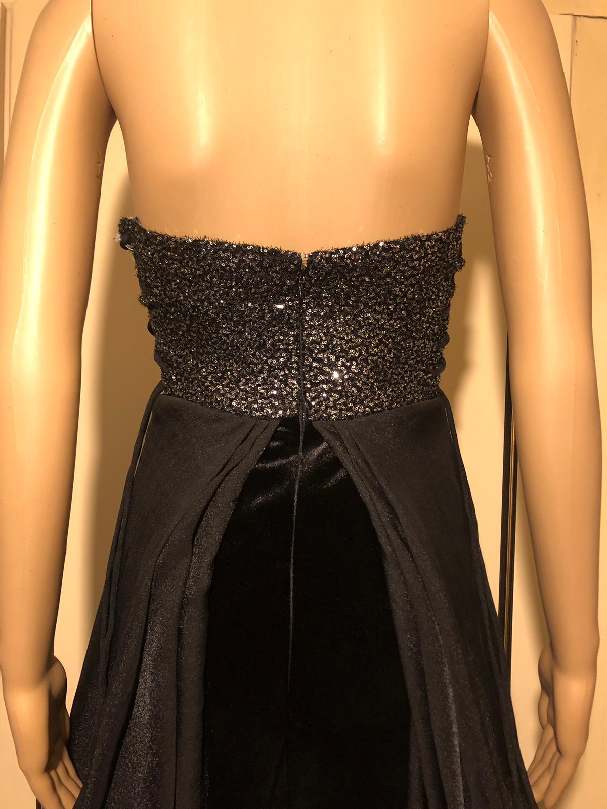 Brand new elegant dress in a simple blend.