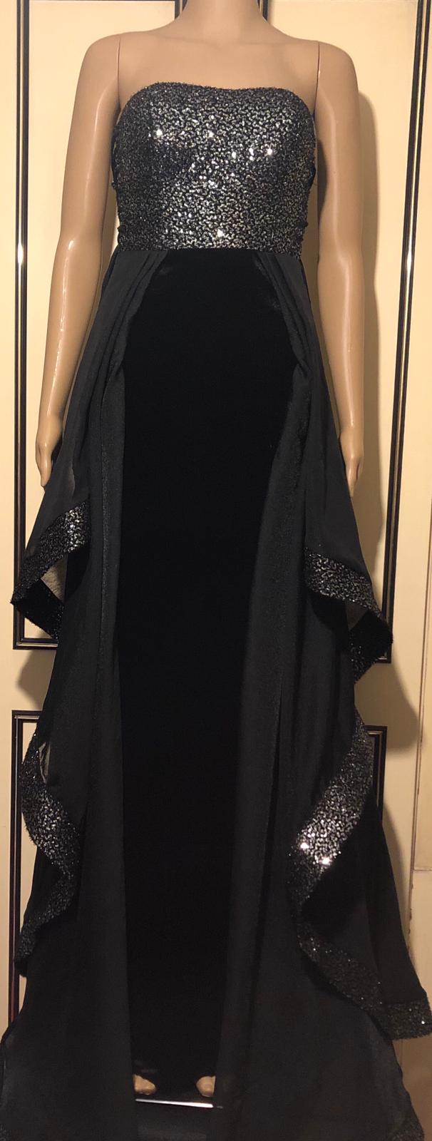 Brand new elegant dress in a simple blend.