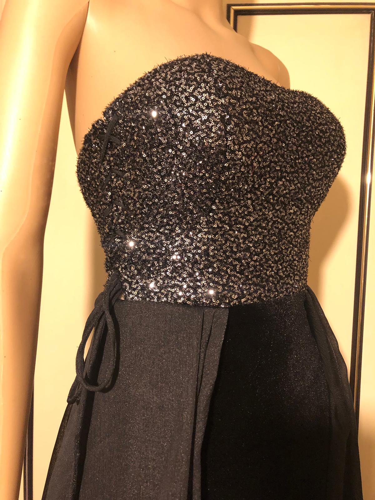Brand new elegant dress in a simple blend.