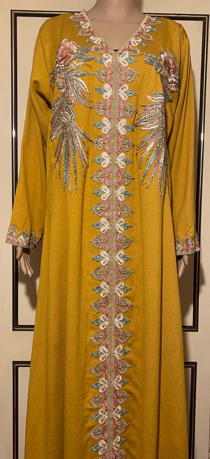 Elegant dress in a simple blend.