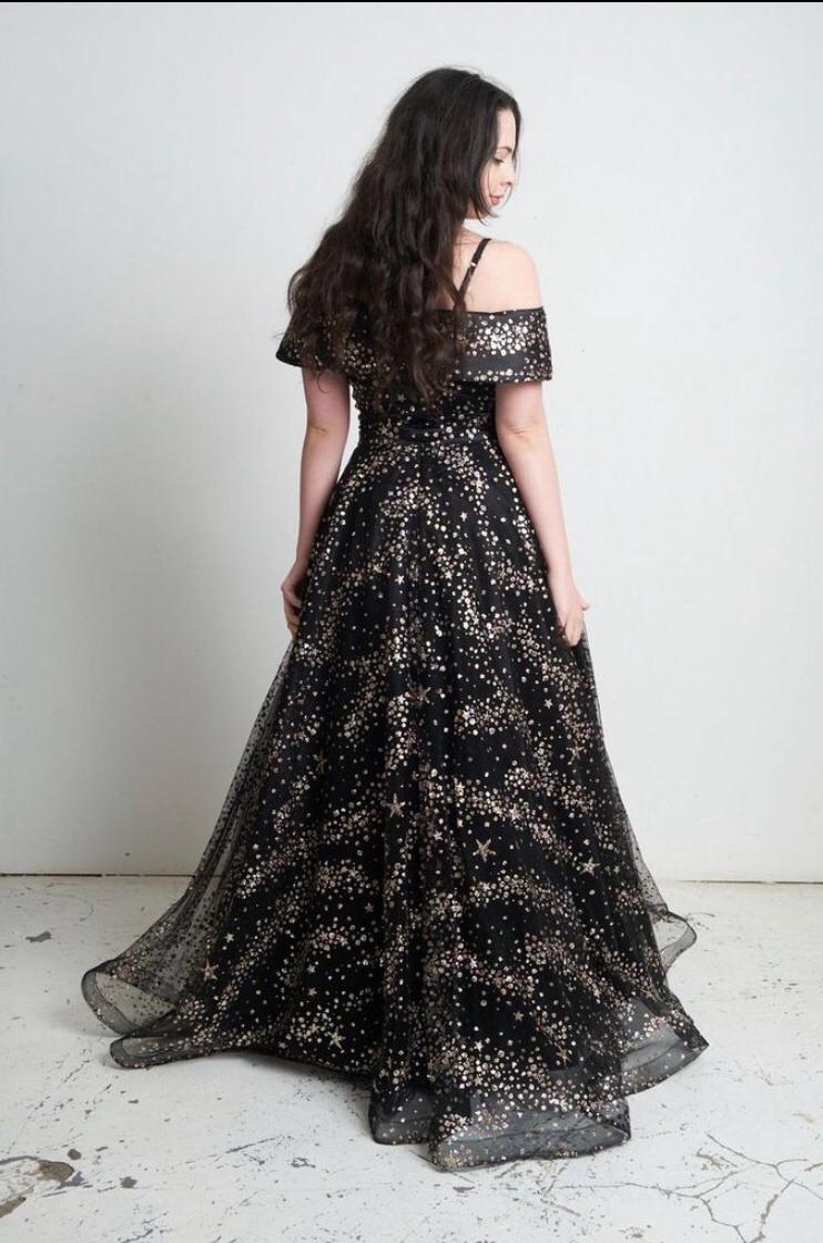 Elegant evening dress in a simple blend.