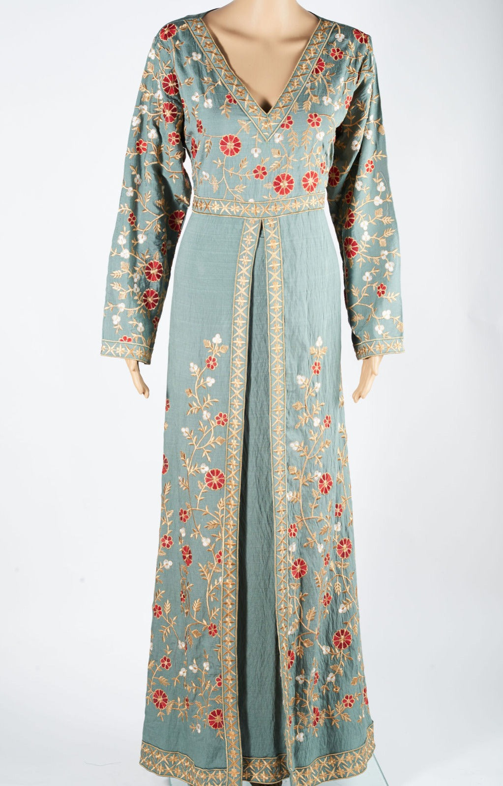 Elegant jalabiyah in a simple blend.