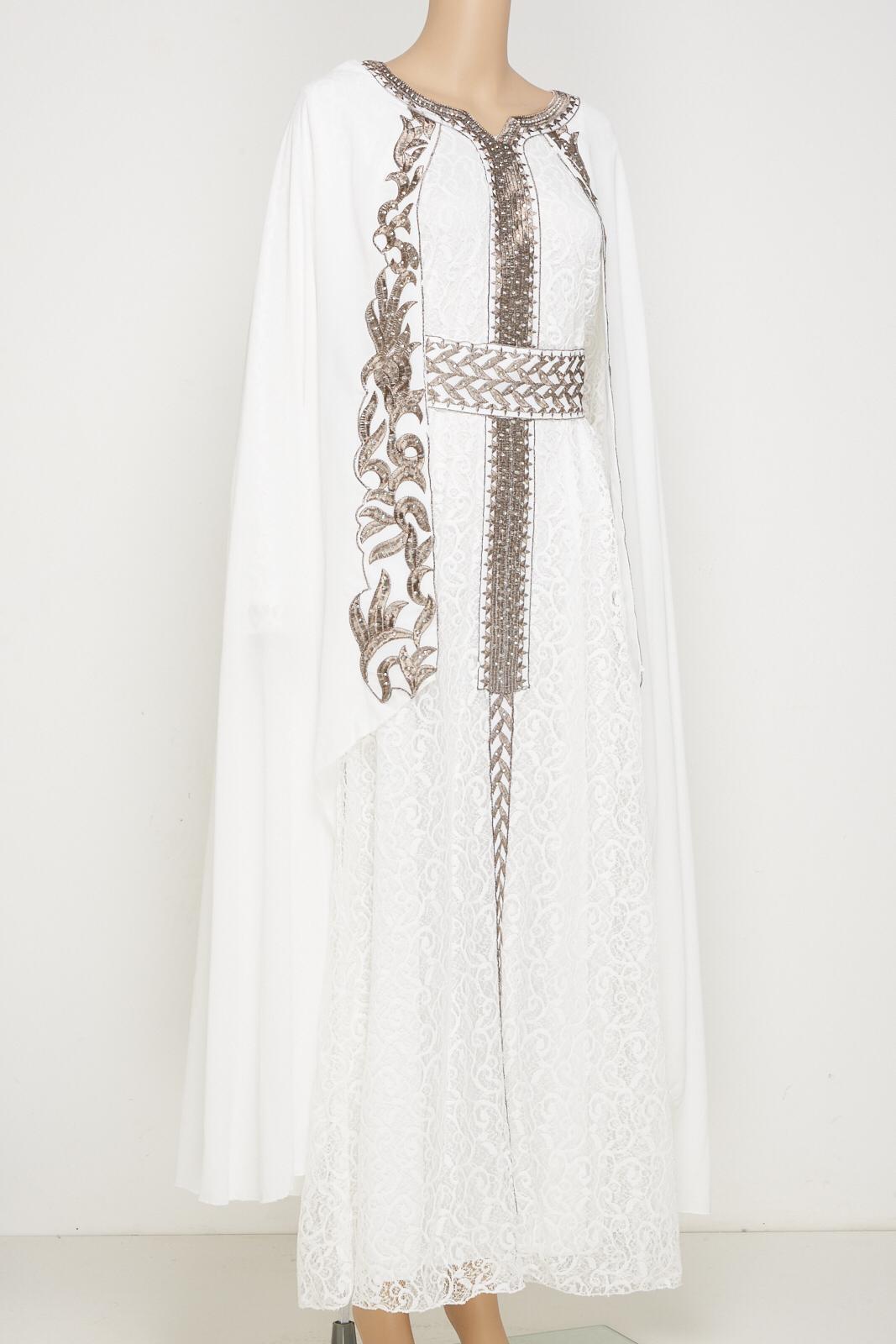 elegant Moroccan dress in a simple blend.