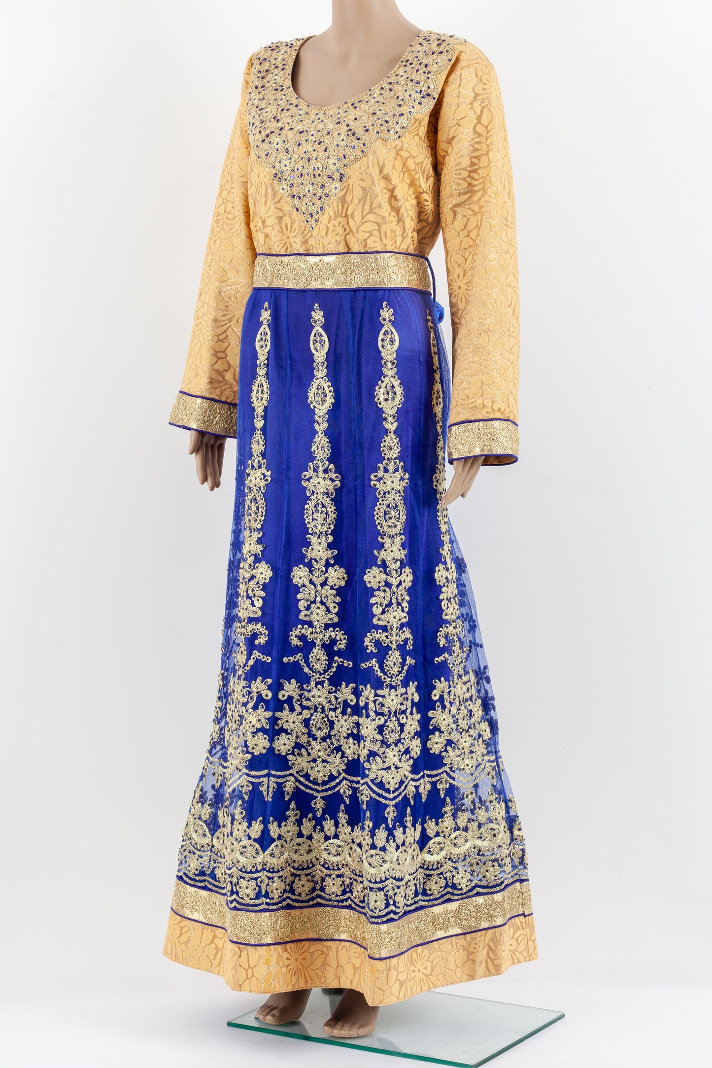 Versatile jalabiyah piece that can be dressed in all the right places.