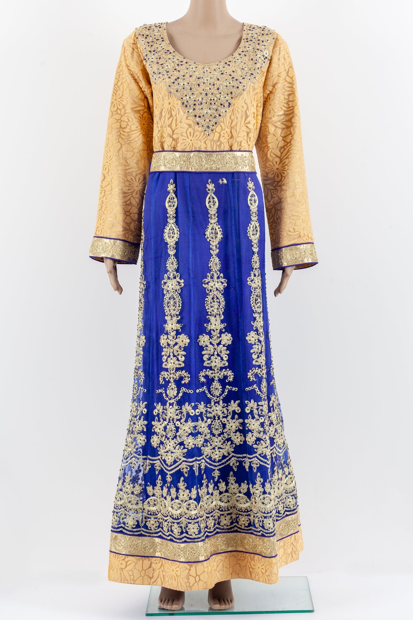 Versatile jalabiyah piece that can be dressed in all the right places.