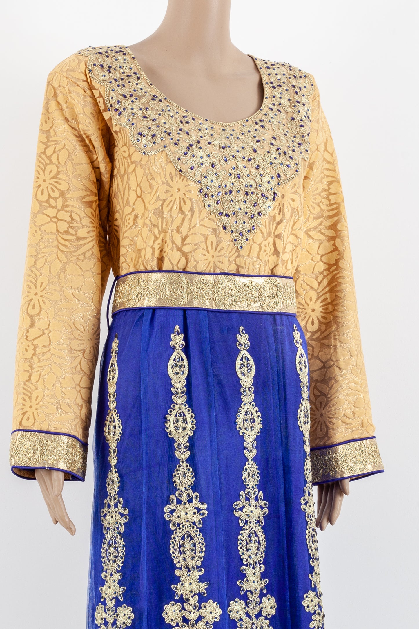 Versatile jalabiyah piece that can be dressed in all the right places.