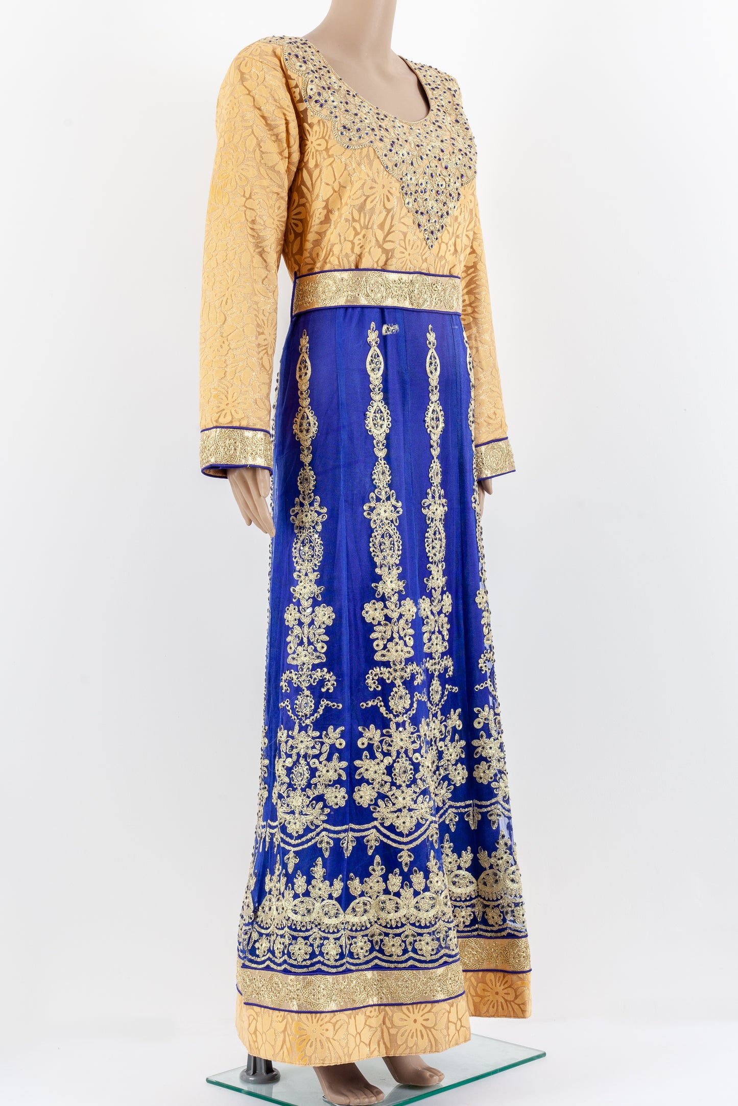 Versatile jalabiyah piece that can be dressed in all the right places.