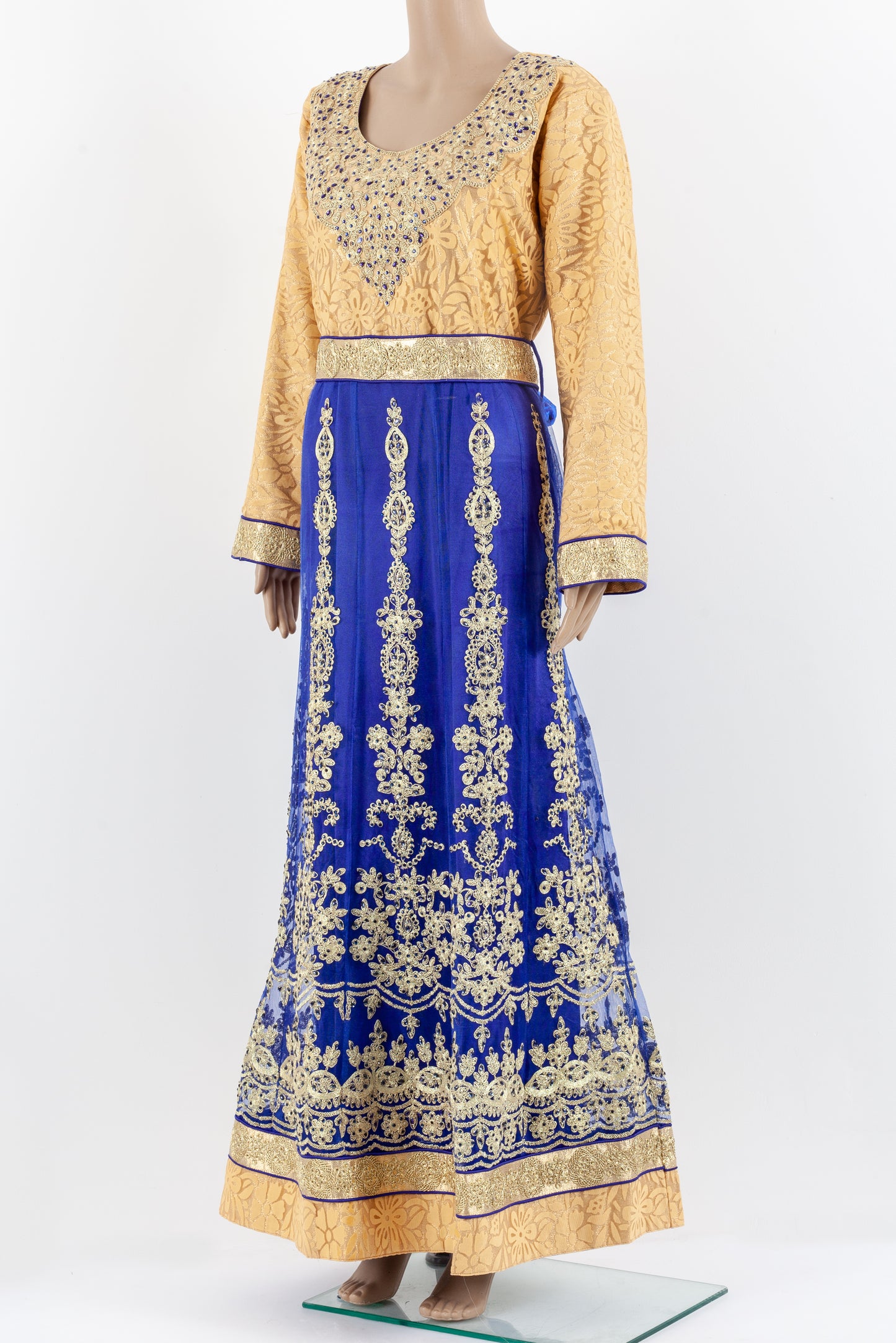 Versatile jalabiyah piece that can be dressed in all the right places.