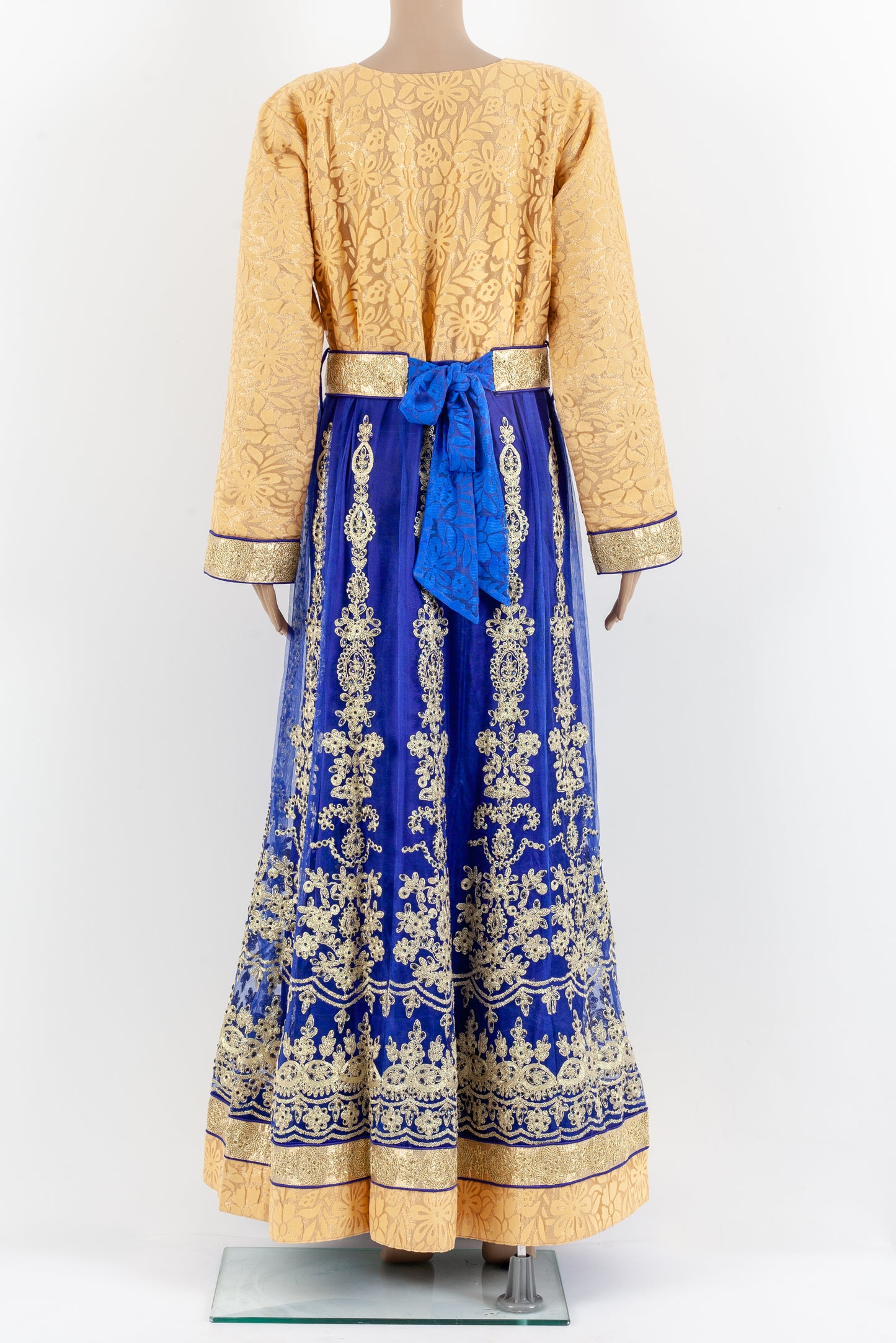 Versatile jalabiyah piece that can be dressed in all the right places.